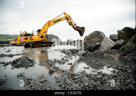 Der Bau eines neuen künstlichen Riffes Abwehrkräfte Teil des Meeres bei Borth Ceredigion Wales UK Stockfoto