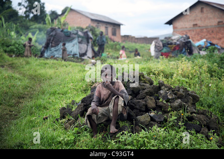 Vertriebener kongolesischer Junge, der in einem Notheim lebt, Kisoro, Südwestugandien, Ostafrika. 28/1/2009. Foto: Stuart Boulton/Alamy Stockfoto