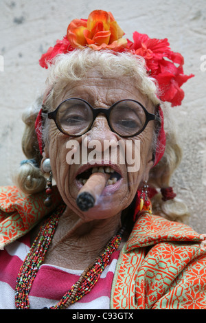 Die exzentrische, ältere kubanische Frau Graciela Gonzalez, auch bekannt als Granny Puretta, raucht im Alter von 84 Jahren im historischen Zentrum von Havanna, Kuba, Zigarren. Stockfoto