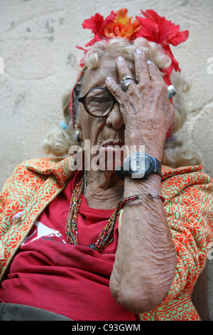 Die exzentrische, ältere kubanische Frau Graciela Gonzalez, auch bekannt als Granny Puretta, macht im Alter von 84 Jahren im historischen Zentrum von Havanna, Kuba, Gesichtspalmen. Stockfoto