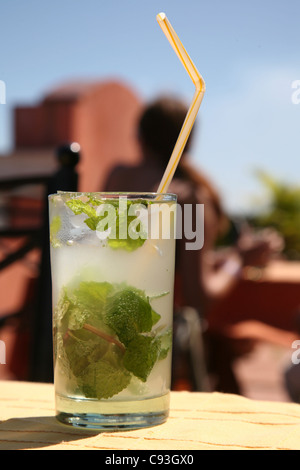 Mojito Cocktail auf der Dachterrasse des Hotel Ambos Mundos im historischen Zentrum von Havanna, Kuba. Stockfoto