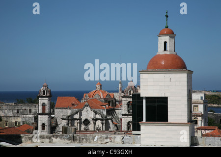 Blick von der Dachterrasse des The Hotel Ambos Mundos in der Altstadt von Havanna, Kuba. Stockfoto