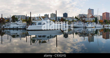 Marina am Willamette River in Downtown Portland Oregon Panorama Stockfoto