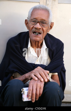 Alten kubanischen Mann raucht eine kubanische Zigarre in Havanna, Kuba. Stockfoto