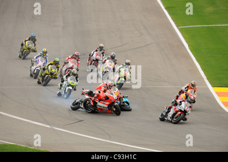 Absturz beim Turn 1 beim Valencia Moto GP mit 46 Valentino Rossi, Nicky Hayden 69, Randy De Puniet 14, Alvaro Bautista 19 Stockfoto