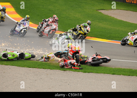 Absturz beim Turn 1 beim Valencia Moto GP mit 46 Valentino Rossi, Nicky Hayden 69, Randy De Puniet 14, Alvaro Bautista 19 Stockfoto