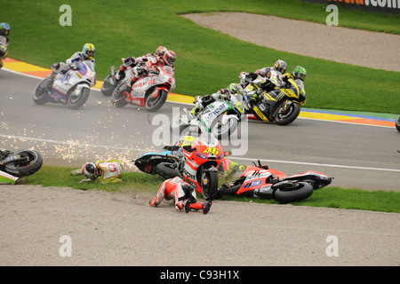 Absturz beim Turn 1 beim Valencia Moto GP mit 46 Valentino Rossi, Nicky Hayden 69, Randy De Puniet 14, Alvaro Bautista 19 Stockfoto