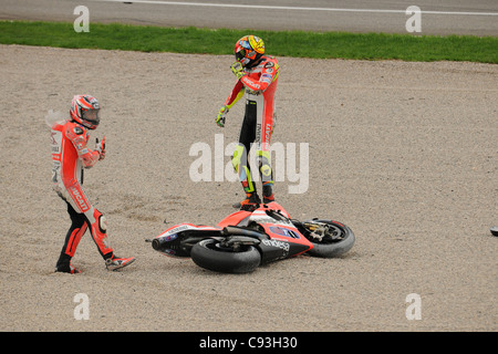 Absturz beim Turn 1 beim Valencia Moto GP mit 46 Valentino Rossi, Nicky Hayden 69, Randy De Puniet 14, Alvaro Bautista 19 Stockfoto