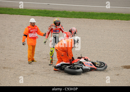 Absturz beim Turn 1 beim Valencia Moto GP mit 46 Valentino Rossi, Nicky Hayden 69, Randy De Puniet 14, Alvaro Bautista 19 Stockfoto