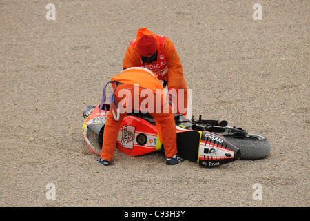 Absturz beim Turn 1 beim Valencia Moto GP mit 46 Valentino Rossi, Nicky Hayden 69, Randy De Puniet 14, Alvaro Bautista 19 Stockfoto