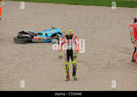 Absturz beim Turn 1 beim Valencia Moto GP mit 46 Valentino Rossi, Nicky Hayden 69, Randy De Puniet 14, Alvaro Bautista 19 Stockfoto