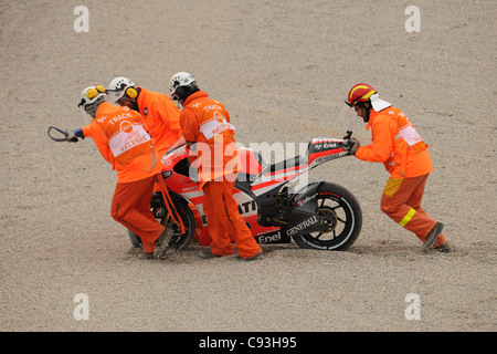 Absturz beim Turn 1 beim Valencia Moto GP mit 46 Valentino Rossi, Nicky Hayden 69, Randy De Puniet 14, Alvaro Bautista 19 Stockfoto