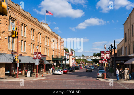 Exchange Avenue an der Kreuzung mit der Main Street mit dem Stockyards Hotel auf der linken, Stockyards District, Fort Worth, Texas, USA Stockfoto