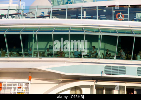 Passagiere an Bord des Kreuzers Schiff Liner "Independence of the Seas" größte Kreuzfahrtschiff der Welt Stockfoto