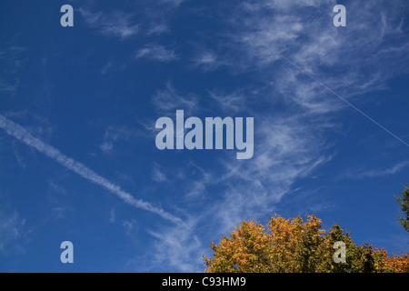 Cirrus Wolken und Kondensstreifen im Osten der USA Stockfoto