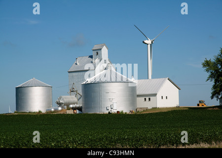 Bauernhof, Lagerplätze und Wind Turbine, Iowa, USA Stockfoto