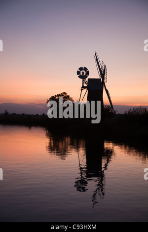 Turf Moor Windmühle, wie Hügel bei Sonnenuntergang. Stockfoto