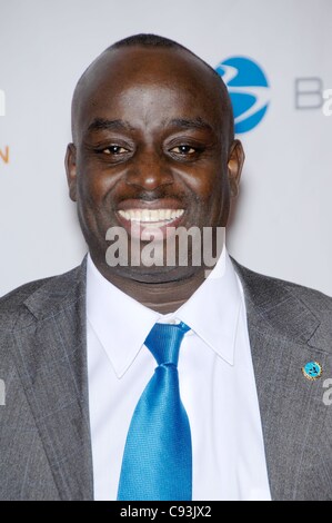 Chris Mburu im Ankunftsbereich für 4. jährliche GO GO Gala, The London Hotel in West Hollywood, Los Angeles, CA 10. November 2011. Foto von: Michael Germana/Everett Collection Stockfoto