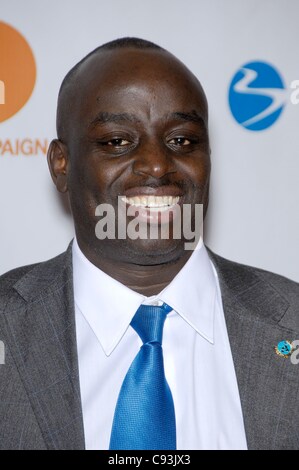 Chris Mburu im Ankunftsbereich für 4. jährliche GO GO Gala, The London Hotel in West Hollywood, Los Angeles, CA 10. November 2011. Foto von: Michael Germana/Everett Collection Stockfoto