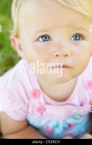 Kleinkind Mädchen im freien Stockfoto