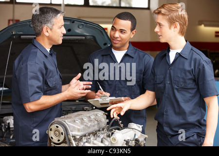 Mechaniker bei der Arbeit Stockfoto