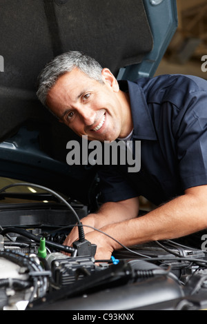 Mechaniker bei der Arbeit Stockfoto