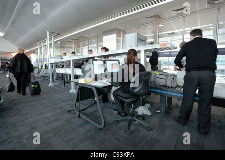 Flughafen-Sicherheitspersonal Gepäck Passagiere am Flugsteig in Istanbul, Türkei, 22. März 2011. Stockfoto