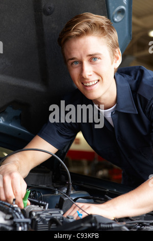 Mechaniker bei der Arbeit Stockfoto