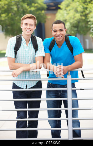 Porträt junge Männer im freien Stockfoto