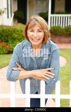 Senior-Hispanic Frau draußen zuhause Stockfoto