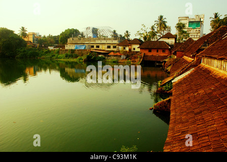 Teich Terrakotta Dach Fliese Tempelarchitektur Stockfoto