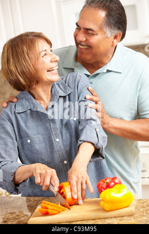 Älteres Paar, Kochen Stockfoto