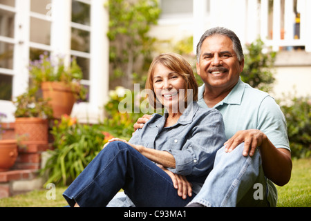 Älteres paar entspannend im Garten Stockfoto