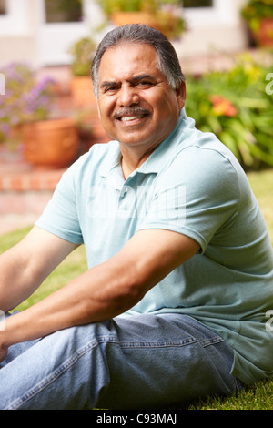 Mitte Alter Mann entspannend im Garten Stockfoto