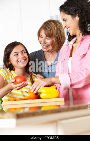 Mutter, Tochter und Oma Kochen Stockfoto