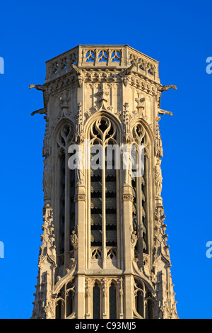 Neo-gotischen Glockenturm zwischen Saint-Germain Auxerrois Kirche und das Rathaus des 1. Arrondissement, Paris, Frankreich Stockfoto