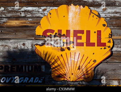 Alte, rostige und abgenutzte Shell unterzeichnen außerhalb Hackberry General Store entlang der historischen Route 66, Arizona, USA Stockfoto