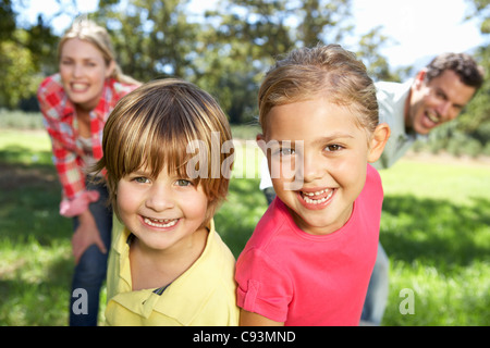 Familie auf Land zu Fuß Stockfoto