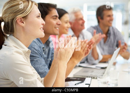 Gemischte Gruppe im Business-meeting Stockfoto