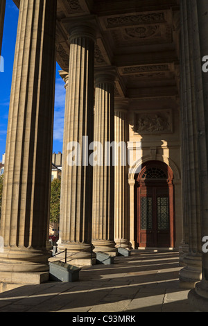 Kirche von St. Sulpice, Paris, Frankreich. Teil des Portikus und der Ionischen Kolonnade. Stockfoto