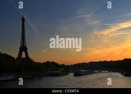 Paris Sonnenuntergang. Der Eiffelturm ist eine Silhouette, wie der Sonnenuntergang über dem Fluss Seine. Stockfoto
