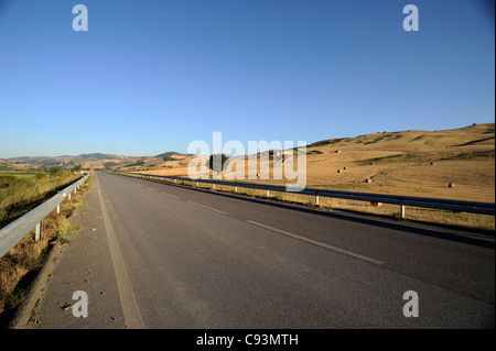 Italien, Basilikata, Land, Sauro-Tal, Straße Stockfoto