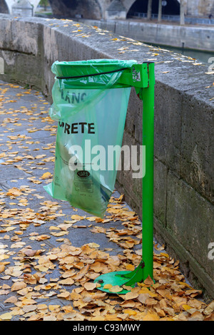 Plastiktüte Abfall in Paris, Frankreich. Klare grüne Abfallsäcke von wiederverwertbarem Kunststoff sind überall in Paris gefunden. Stockfoto