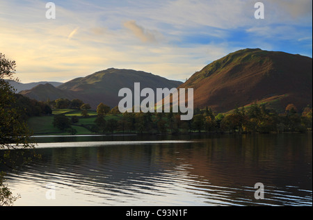 Ullswater im frühen Morgen, Cumbria, UK. Stillgewässer und Morgen Licht auf die Berge im Süden des Sees. Stockfoto