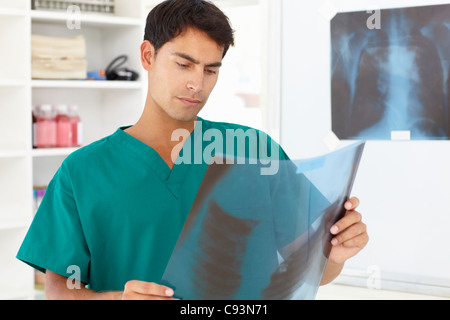 Jungen männlichen Arzt mit x-ray Stockfoto