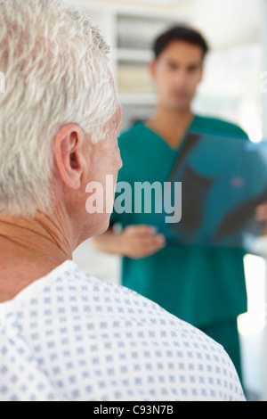 Junger Arzt mit älteren Patienten Stockfoto