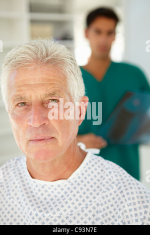 Junger Arzt mit älteren Patienten Stockfoto