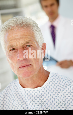 Junger Arzt mit älteren Patienten Stockfoto