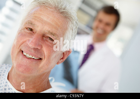 Junger Arzt mit älteren Patienten Stockfoto