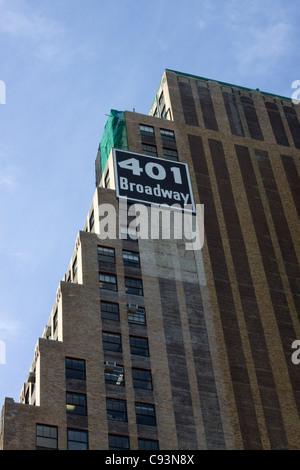 Melden Sie auf einem Wolkenkratzer Werbung 401 Broadway Stockfoto